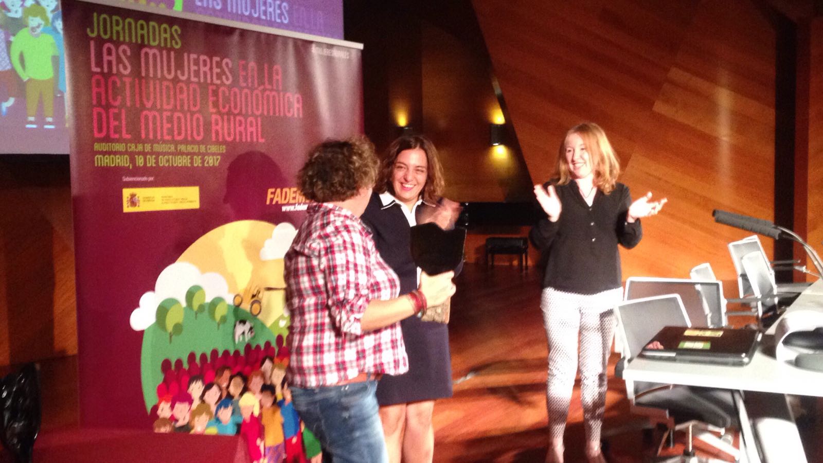 Celia Mayer, entregando el premio Fademur Emprendedora 2017 a Marta &Aacute;lvarez Quintero